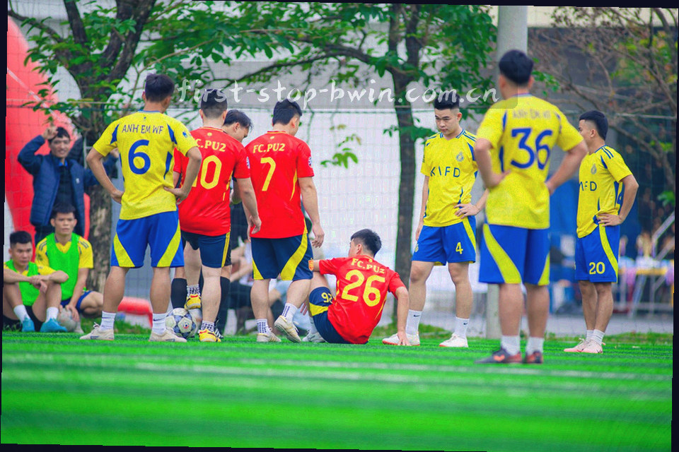 办公桌上多块屏幕显示赛事数据表格的画面，画面中不出现人脸