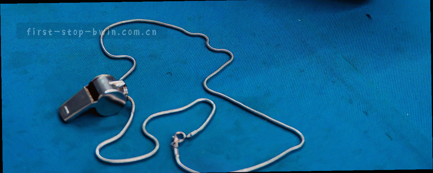 由线条构成的抽象问号与赛场看台灯光交织的视觉图